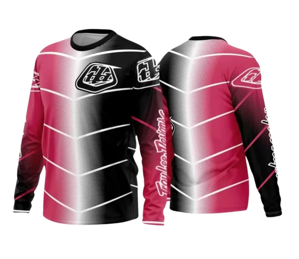 Foto da camisa com logo no peito e estampa grande nas costas, tema motocross e trilheiros, visual impactante e cheio de detalhes vibrantes, perfeita para fãs da adrenalina off-road.